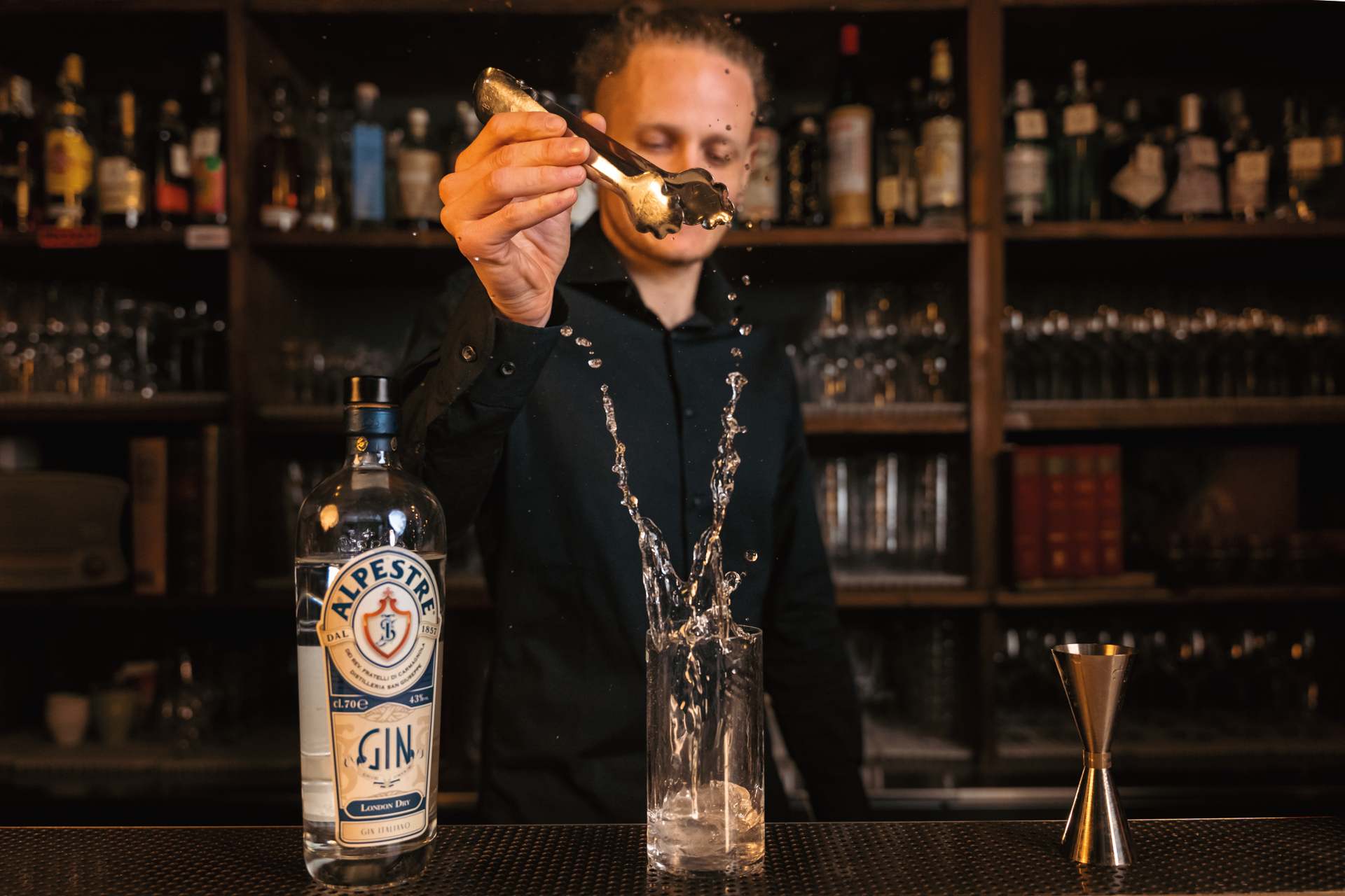 Bartender con bottiglia Gin Alpestre, preparazione cocktail - copertina progetto portfolio Andrea Rebecchi