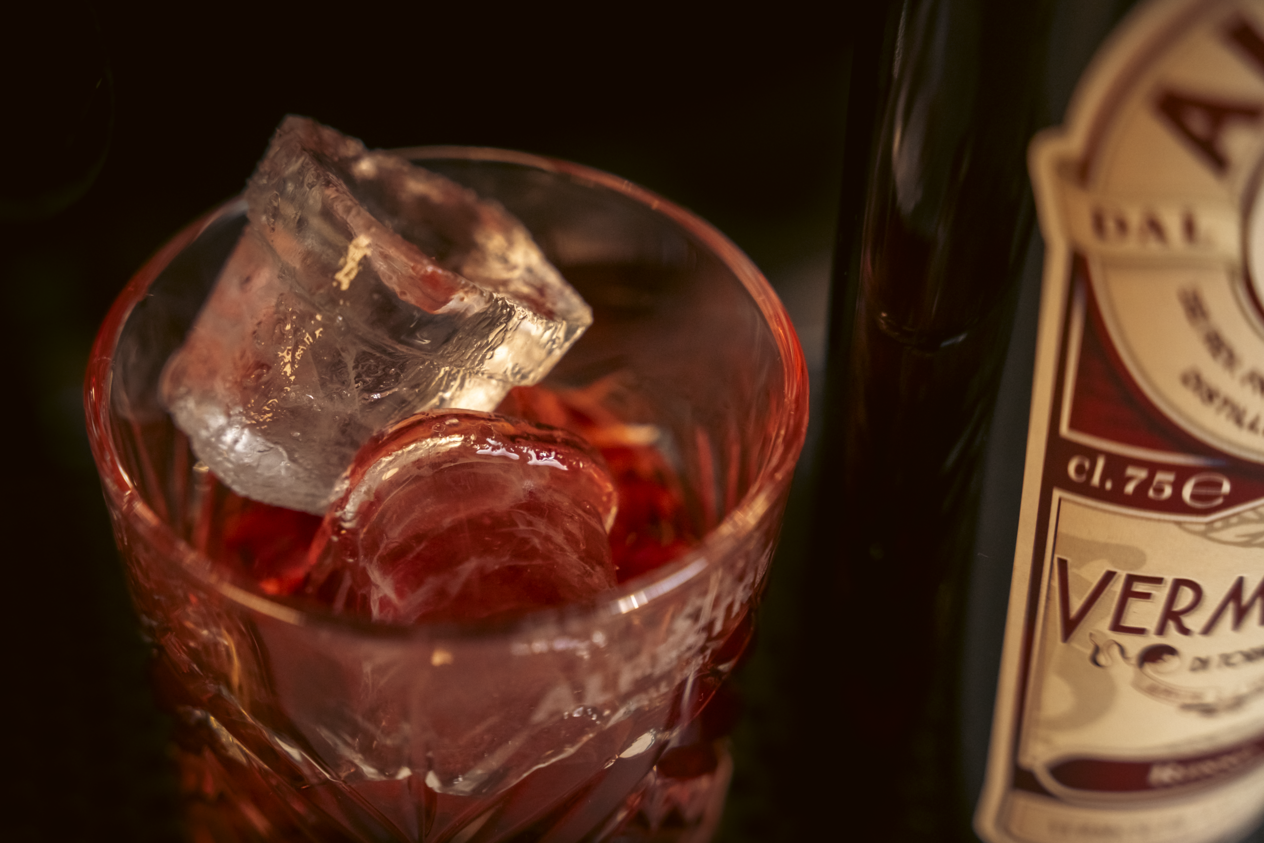Fotografia prodotto Alpestre Vermouth in bicchiere - portfolio Andrea Rebecchi