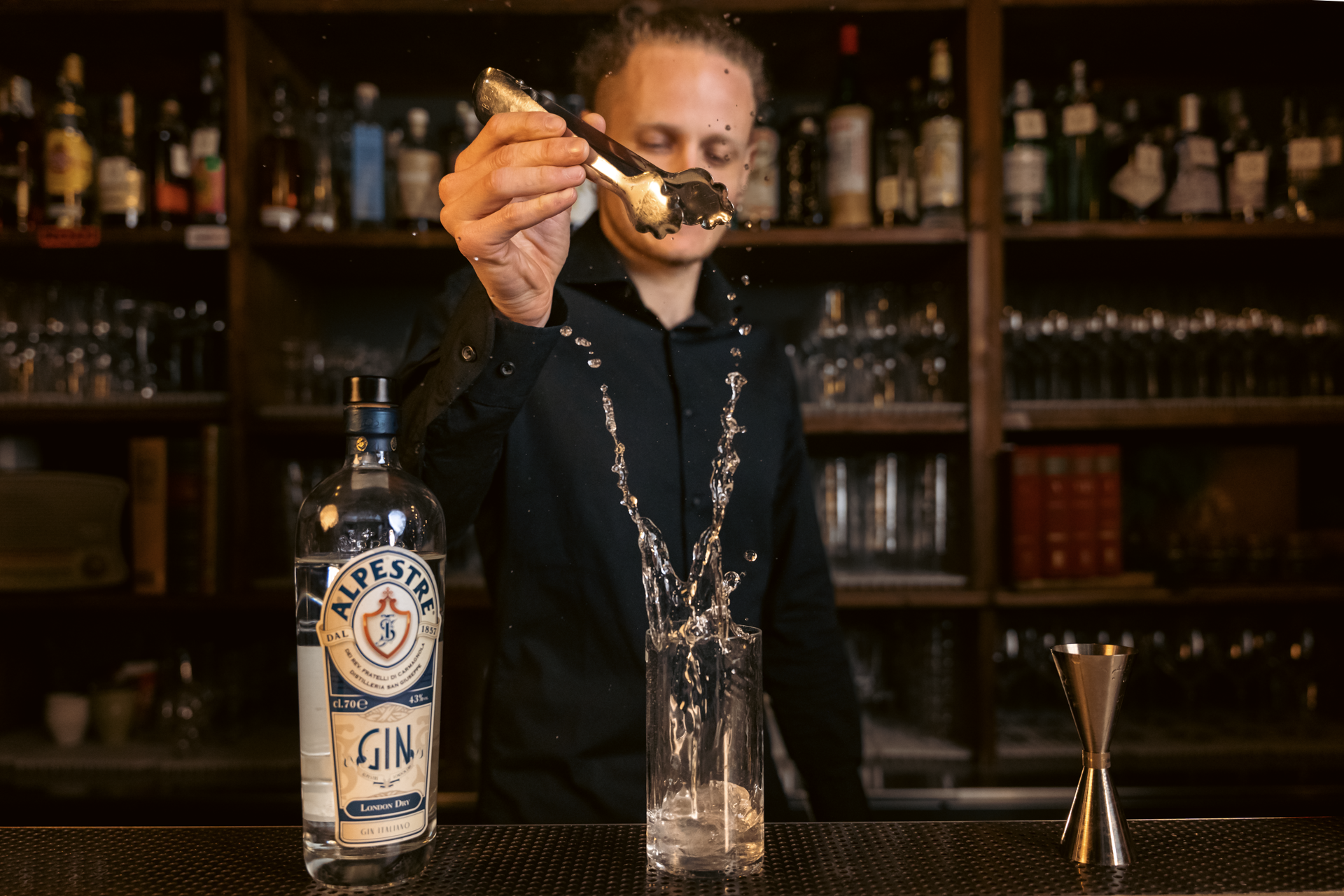 Fotografia Alpestre barman ghiaccio gin - portfolio Andrea Rebecchi